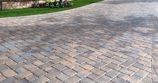 Укладка тротуарной плитки на кладбище в Махачкале в октябре