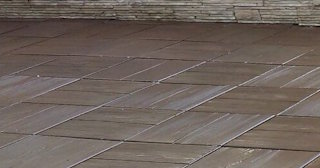 Бетонная брусчатка двора в Махачкале в октябре
