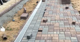 Профессиональная укладка плитки на улице в Махачкале в октябре