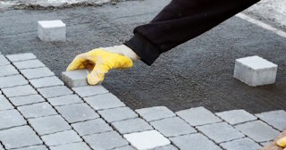 Монтаж тротуарной плитки на даче в Махачкале в октябре