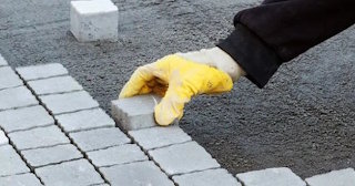 Укладка тротуарной плитки 50 на 50 в Махачкале в октябре