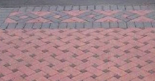 Укладка тротуарной плитки на старое бетонное основание в Махачкале в октябре