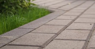 Профессиональная укладка тротуарных дорожек в Махачкале в октябре